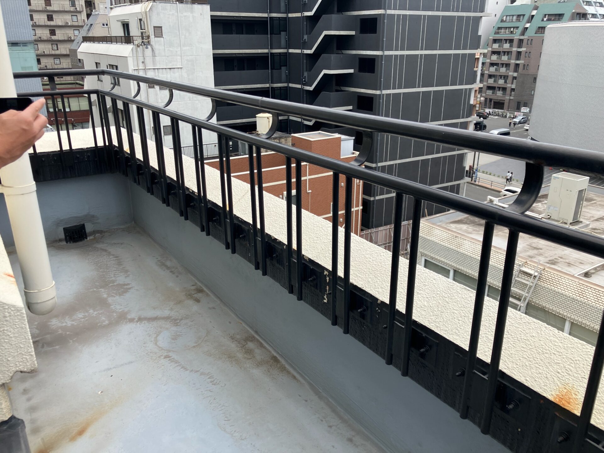 雨が滴る手摺の下部分が多く発錆していました。