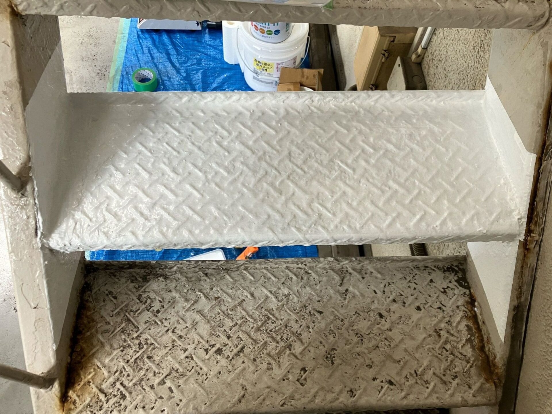 再度MP-2000を塗布し、上塗仕上げで完了です。
MP-3000の接着強度は3.7mpaなので人が乗っても問題ありません。