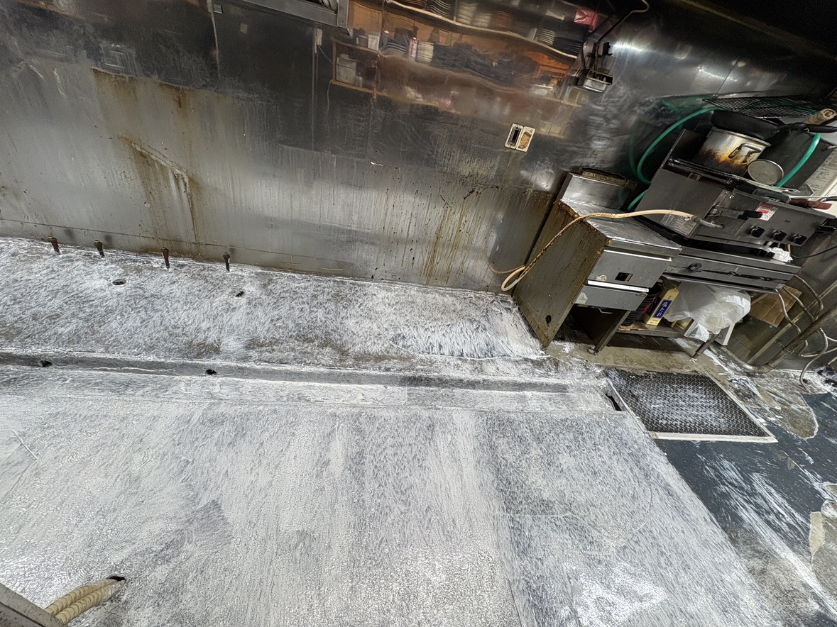 ミラクルプライマーで浸透固着処理を行います。（2回）