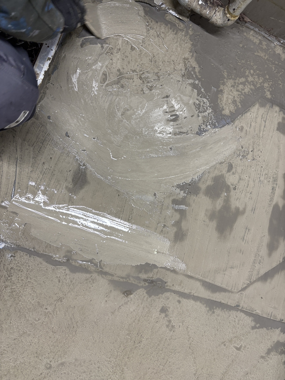 接着補修材で際や継ぎ目を補修します。