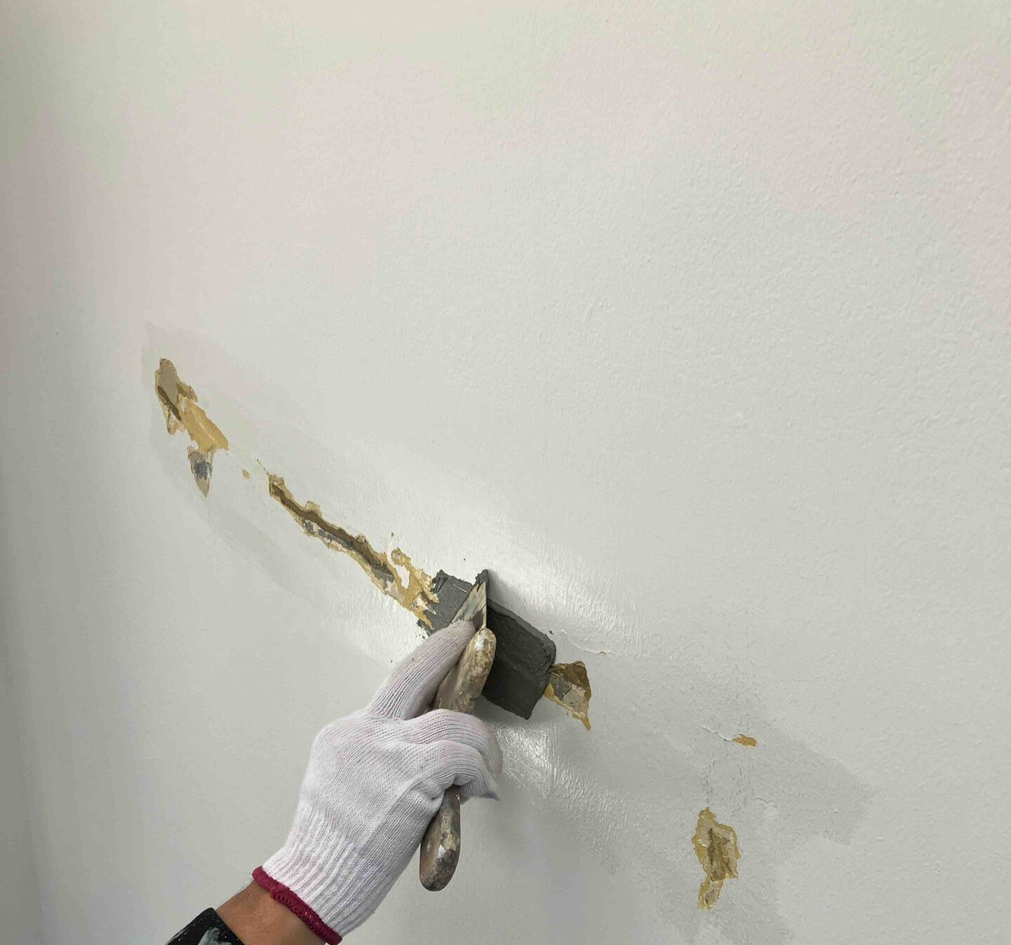 下地補修・止水処理
ミラクルプライマーMP-1000とミラクル急結止水材を混和し擦り込み

乾きも早く早々に次工程に移れます。