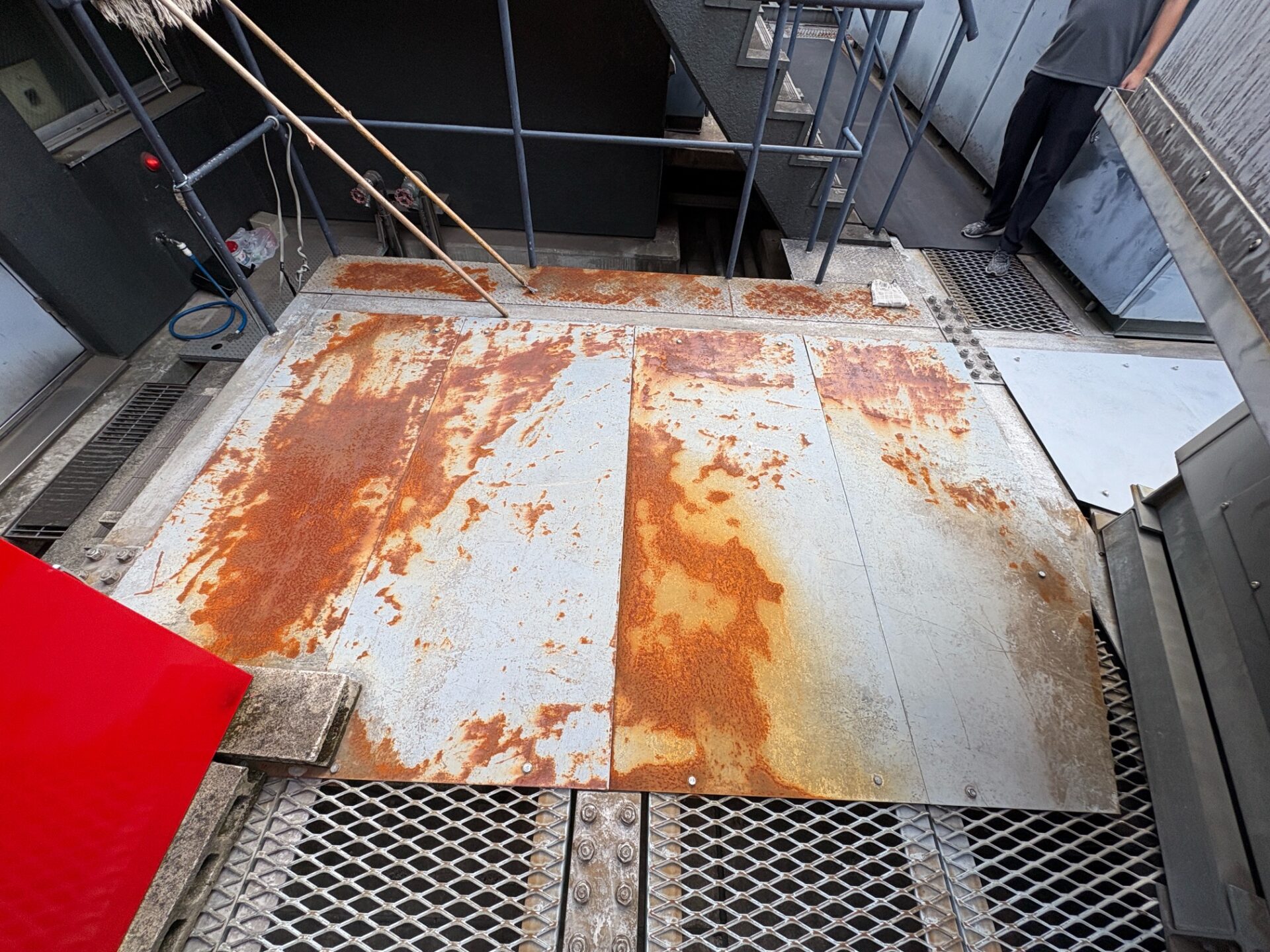 【防錆塗装】錆で劣化した屋上の鉄板