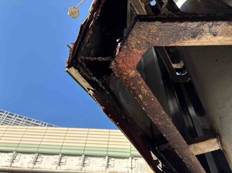 看板裏の鉄部が腐食により劣化が激しい状態。