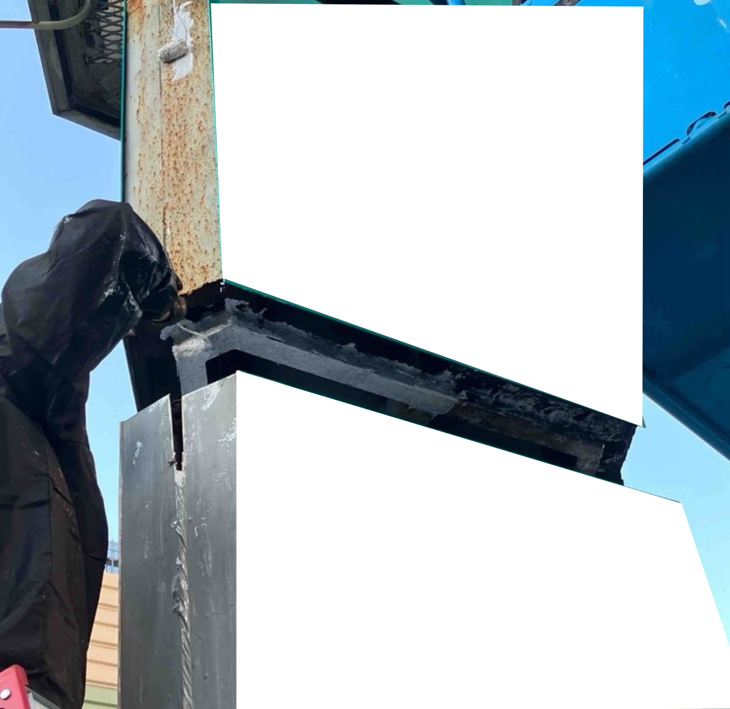 剥がれかけた板金を撤去し、内側鉄部
腐食箇所にはミラクルプライマーMP2000による防錆処理を行いました。