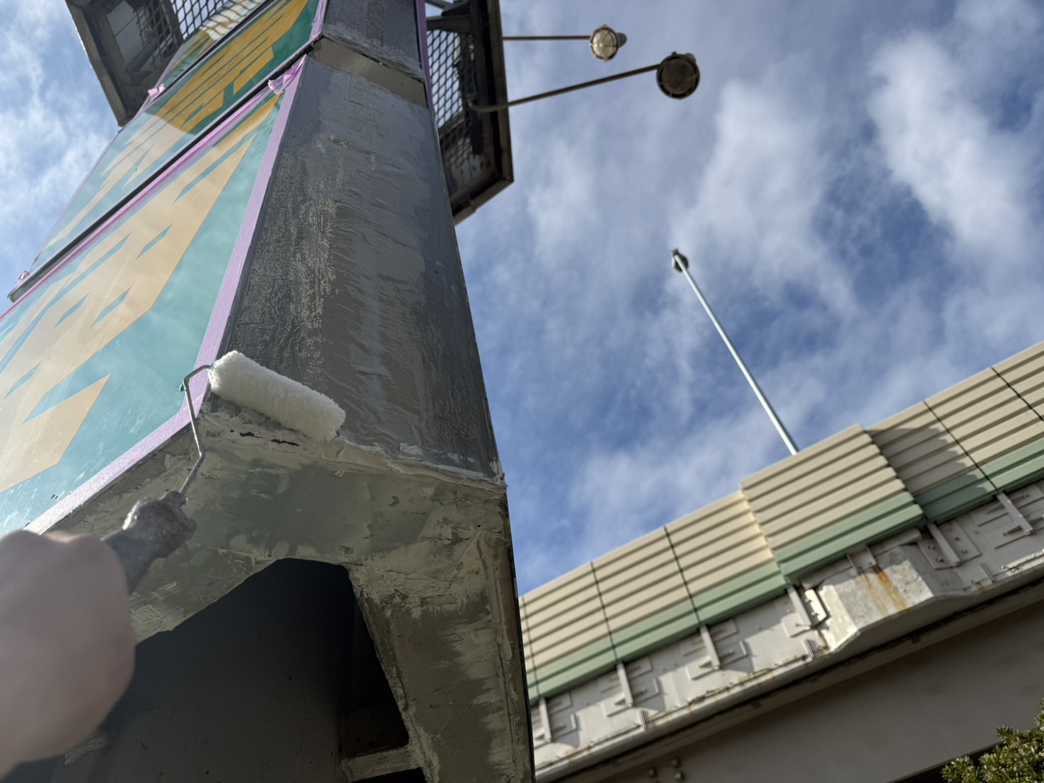 ミラクルプライマーMP3000の接着力を生かし
板金を接着補修しました。