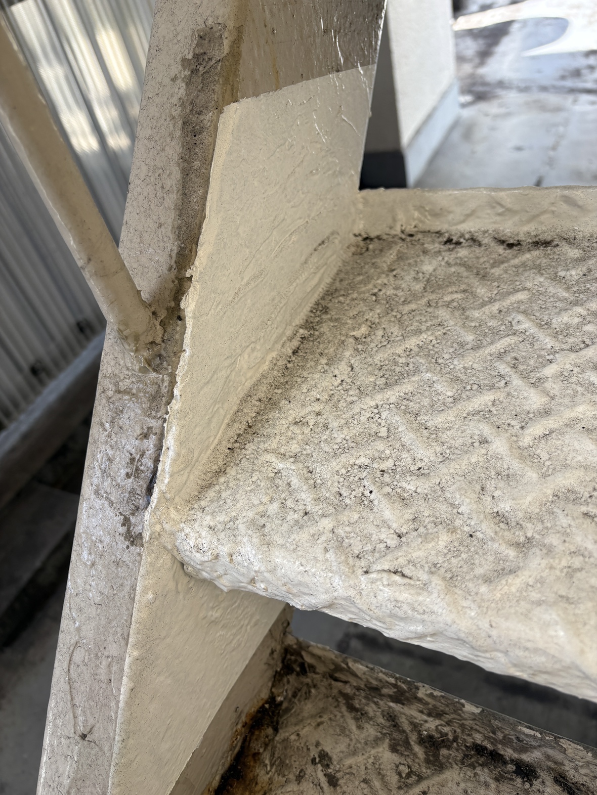 施工後半年が経過しましたが現在も破断は無く通行に問題はありません。