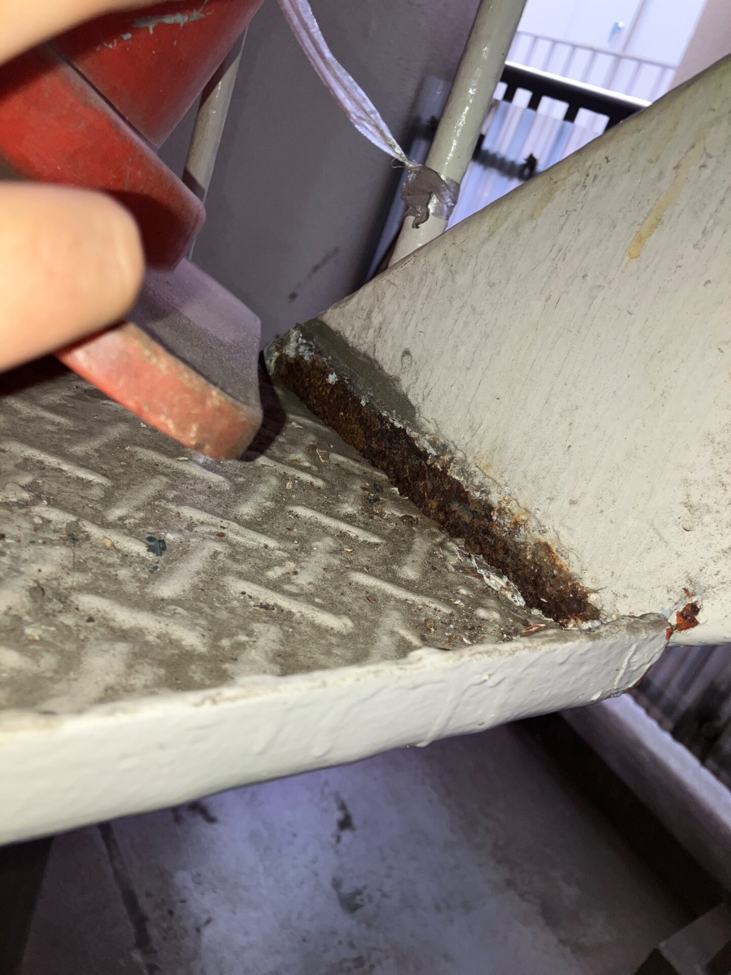 【腐食断裂部再生】踏板が断裂した鉄骨階段を塗装で再生　半年経過も問題なし