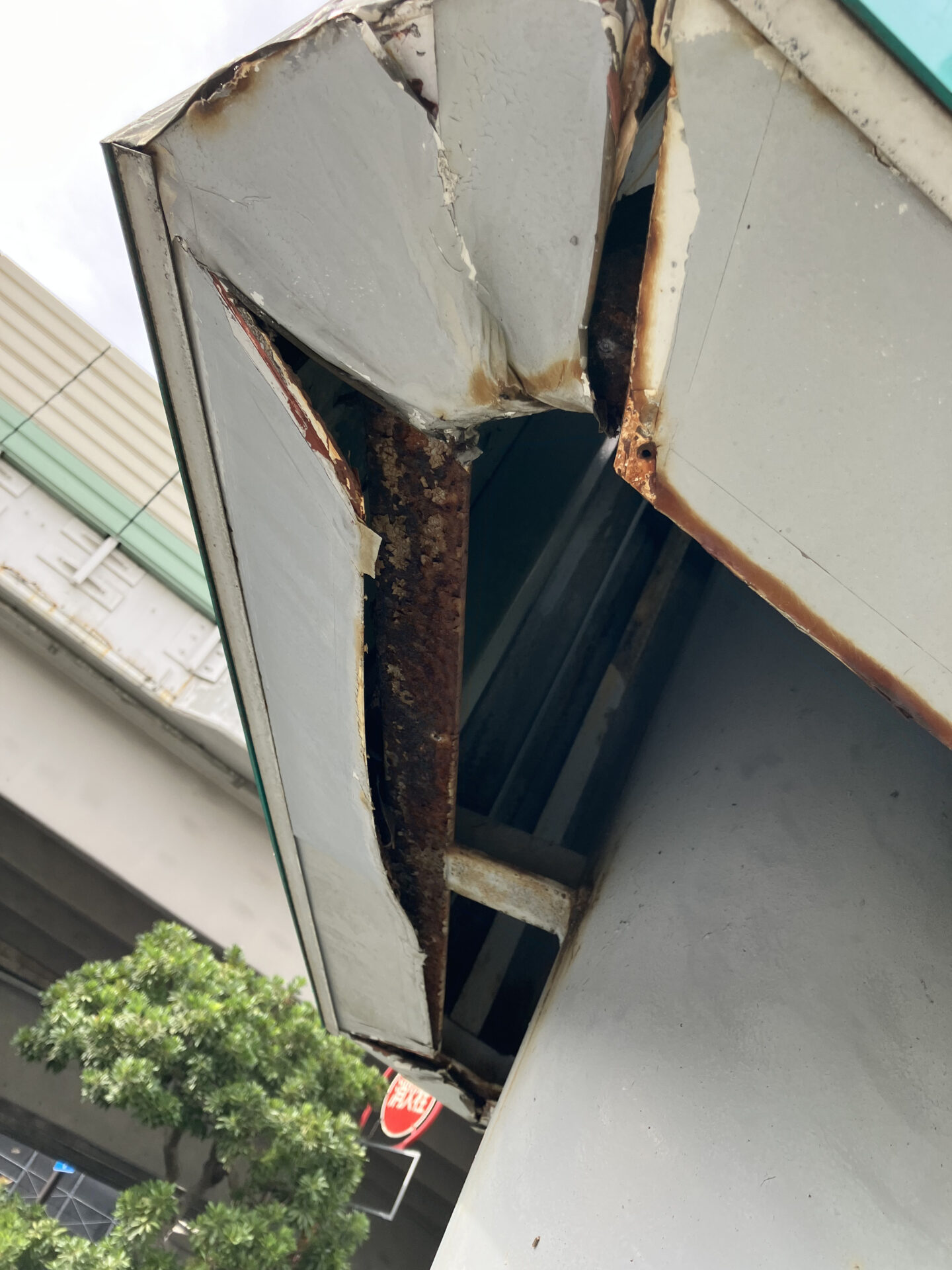 板金も剥がれており剥落の恐れがありました。