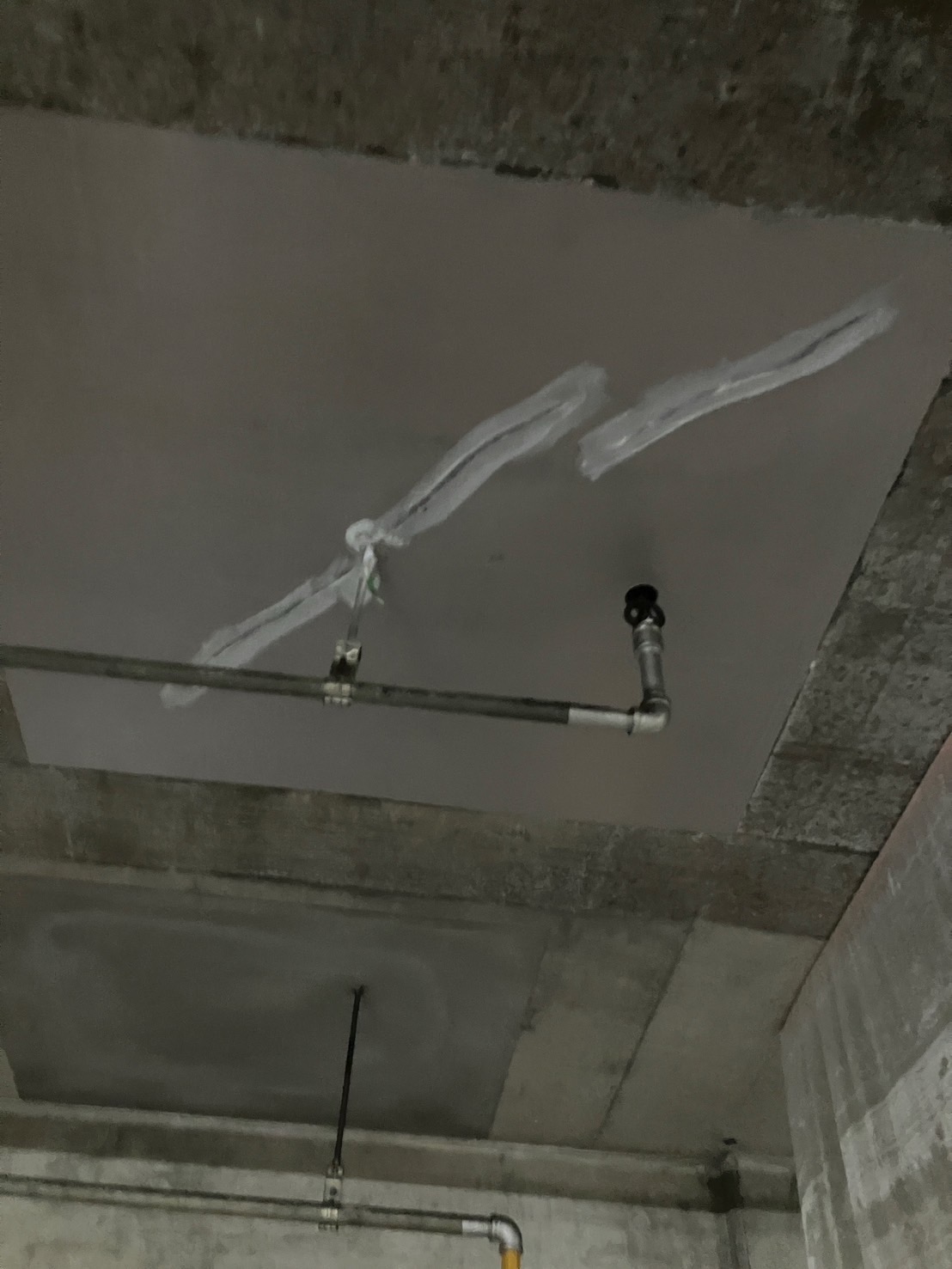 クラック部分をVカットしMP-1000を塗布します。