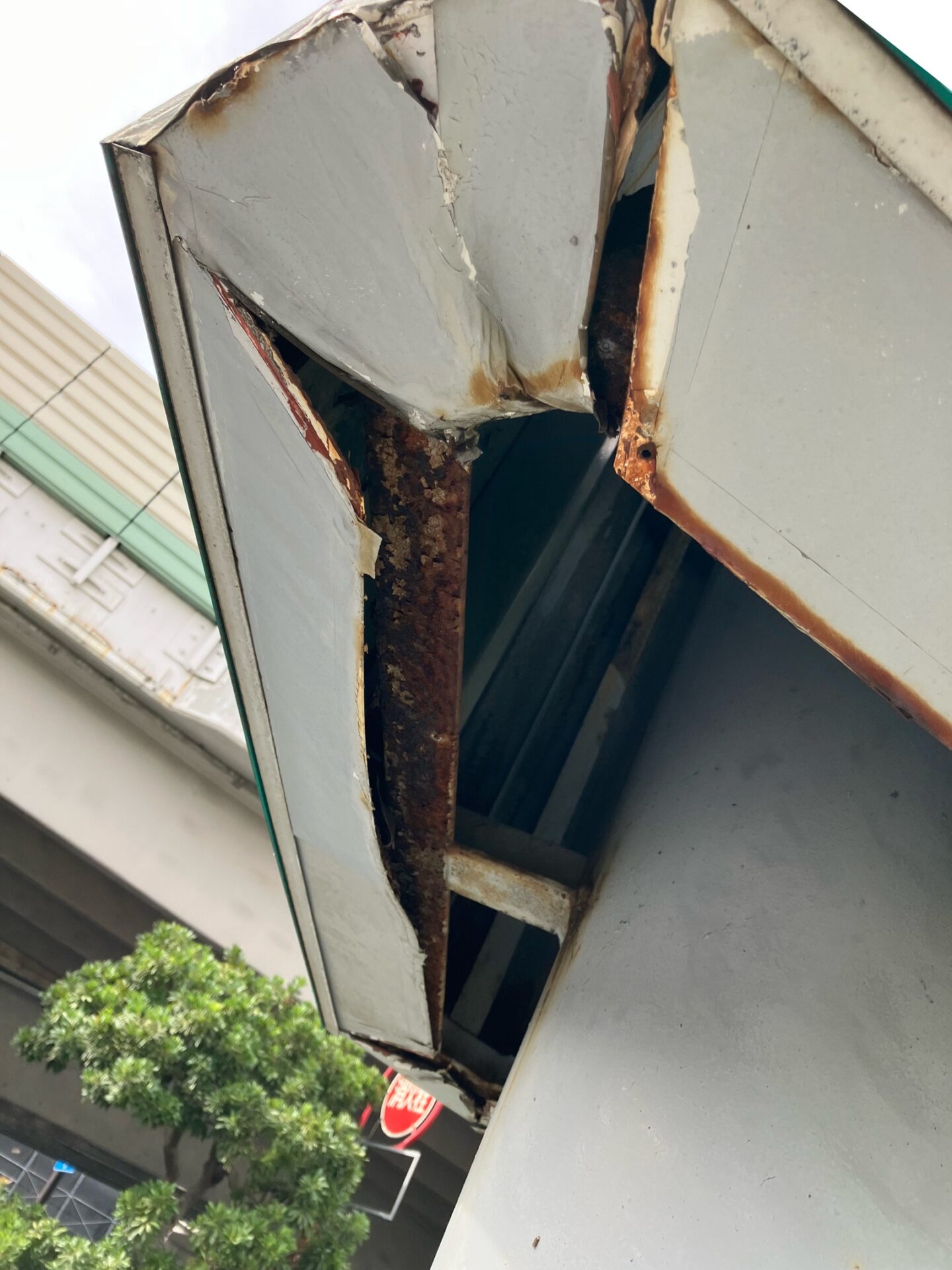 板金も剥がれており剥落の恐れがありました。