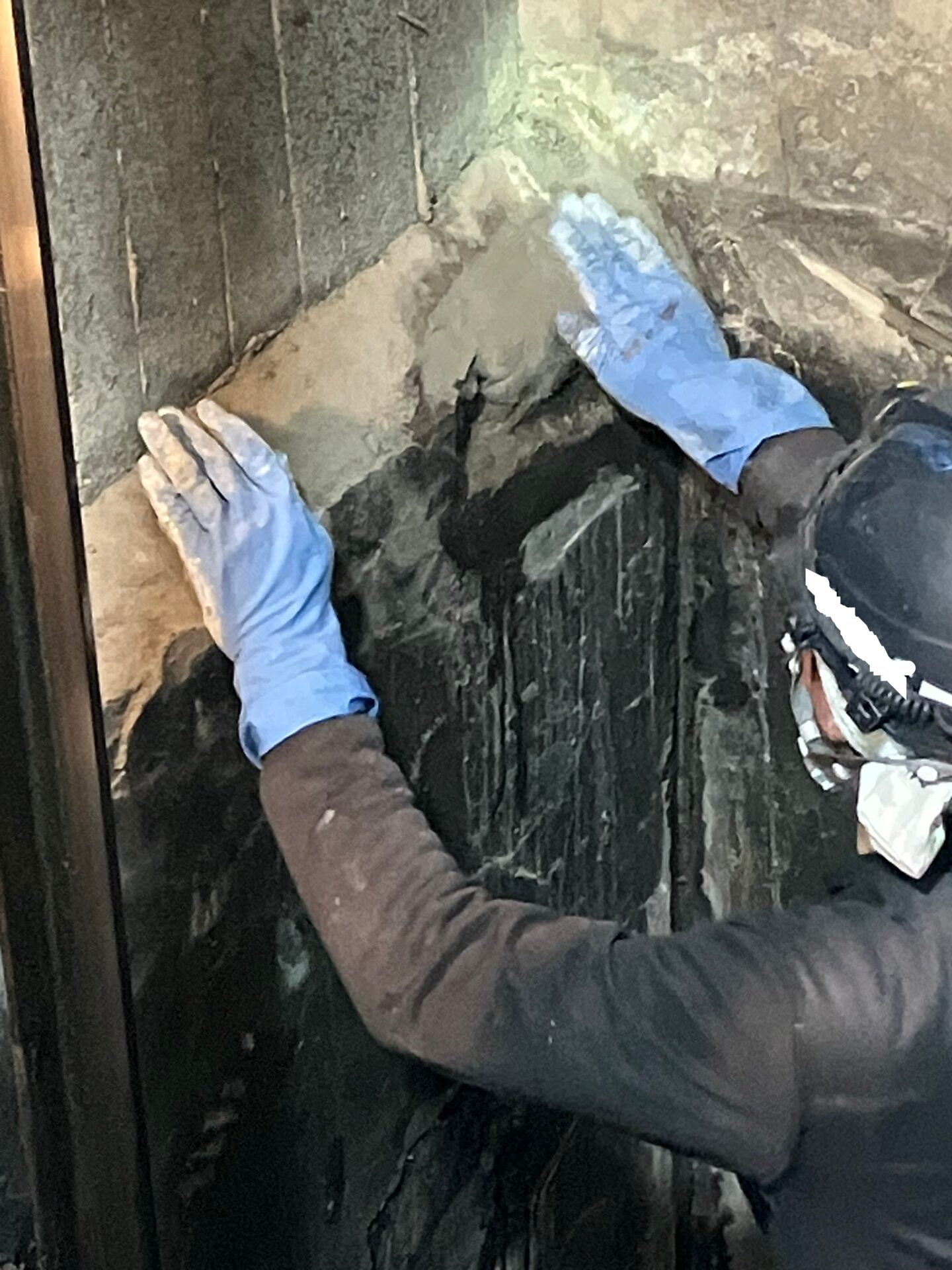 ①白華箇所をケレン・斫り後に止水セメントにて止水処理。