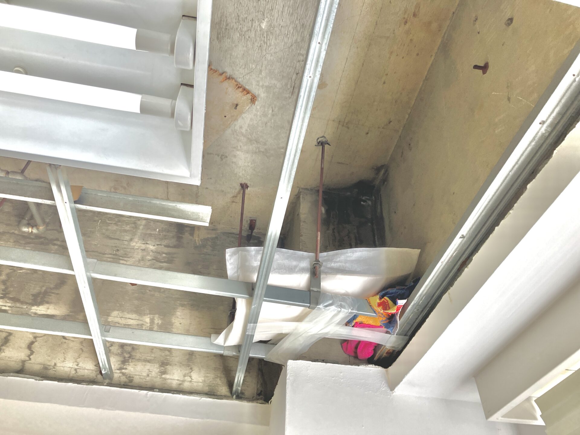 施工前はタオルや給水パットなので応急処している状態でした。