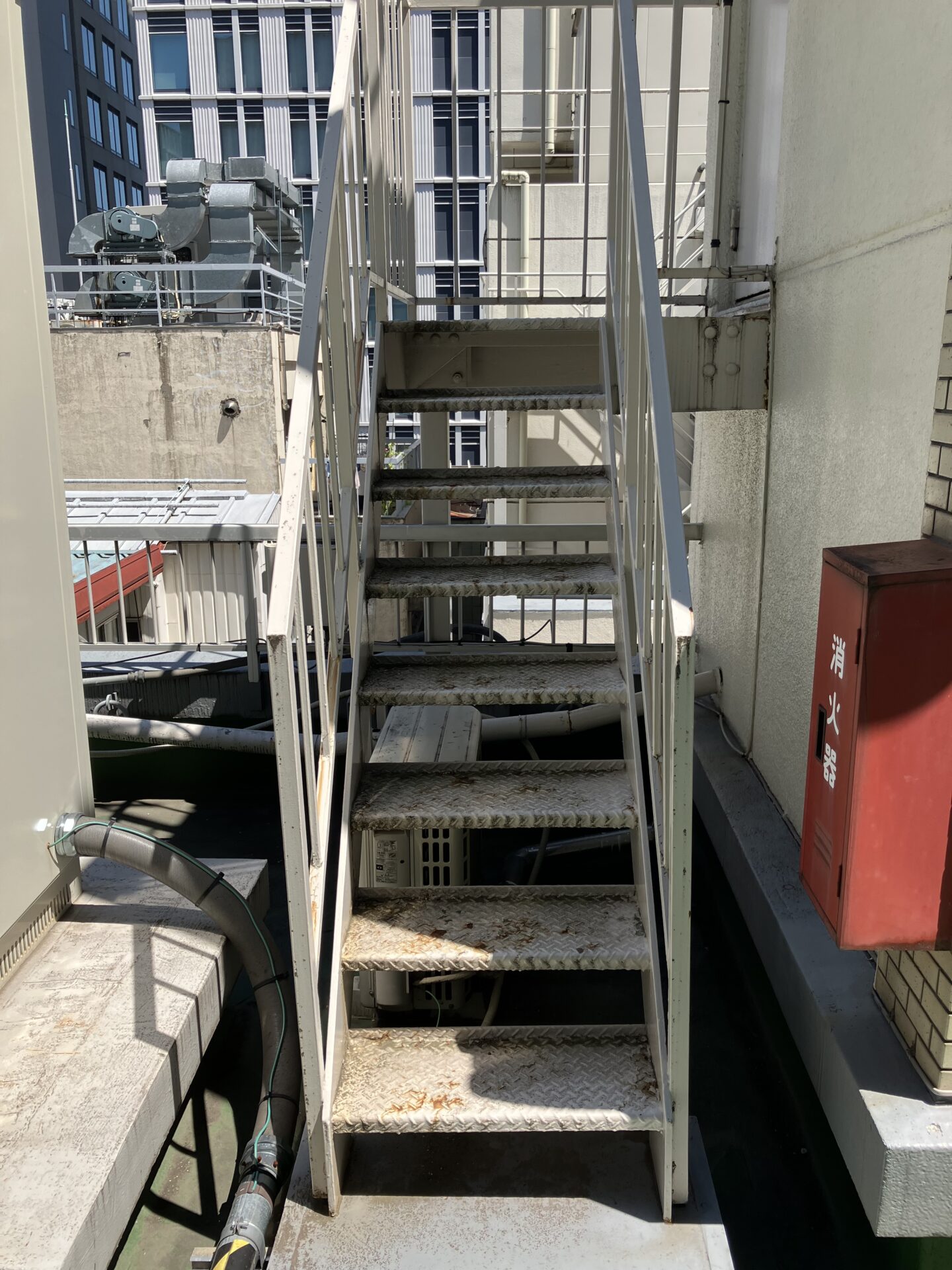 【防錆塗装】ビルの屋上鉄骨階段を防錆塗装