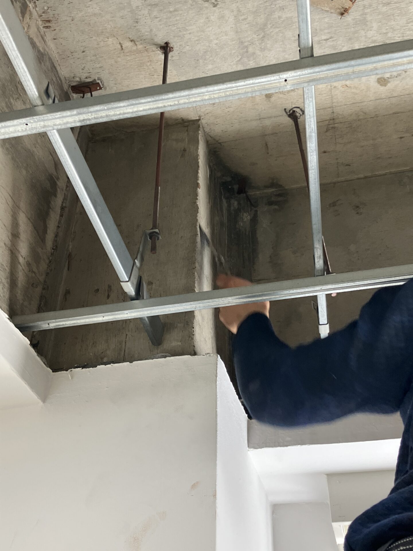 入隅白華箇所をケレン