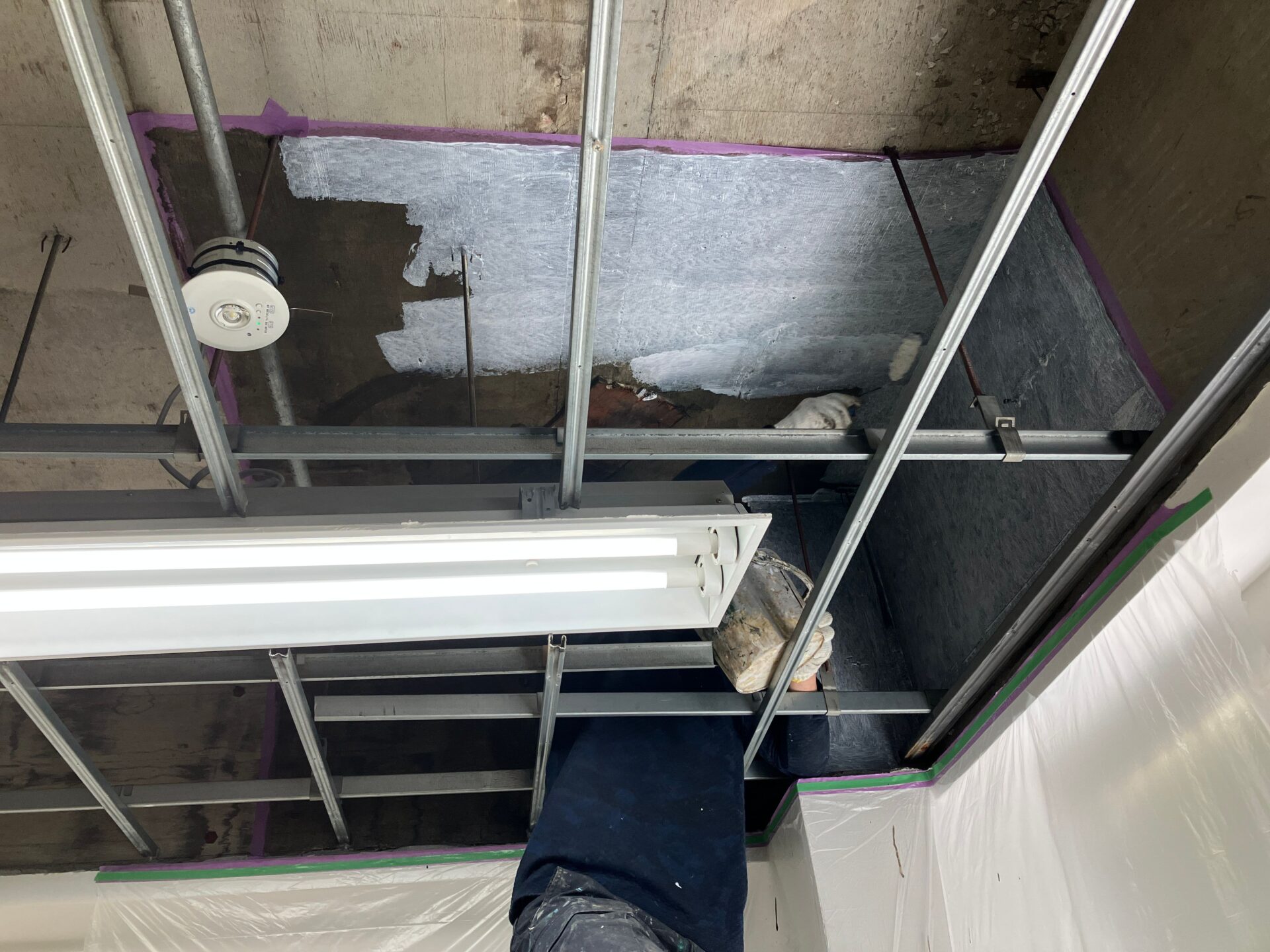 仕上材にMP2000塗布。
揮発性が高い為、乾燥が早く耐久性の高い塗膜を形成します。