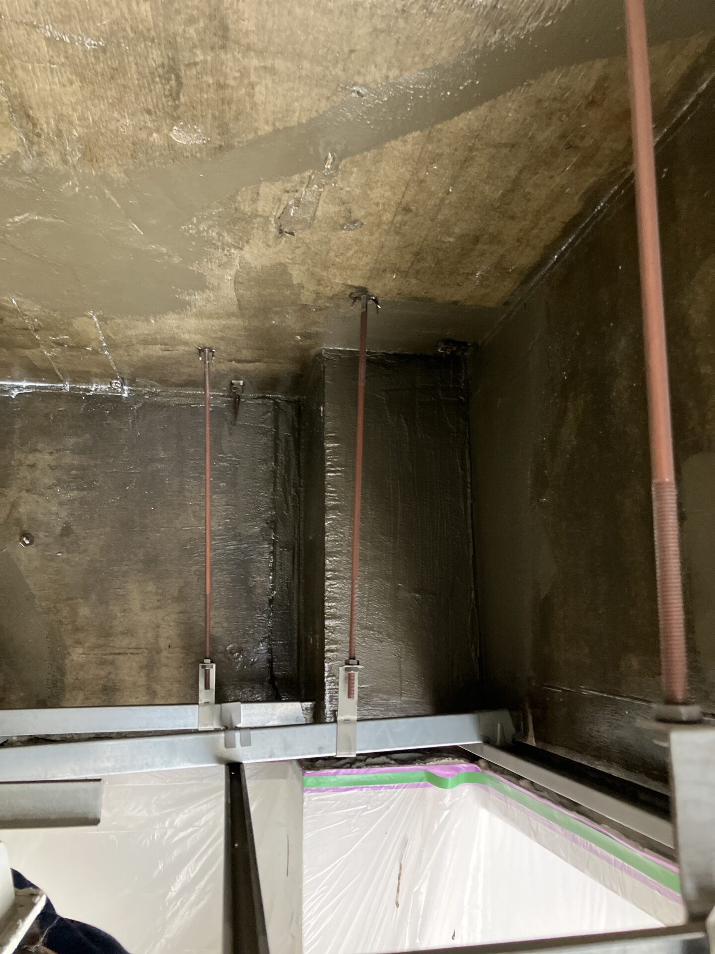 白華箇所、ヘアクラック箇所には粘性のあるMP3000とセメントを混ぜ合わせ補強として塗布しました。