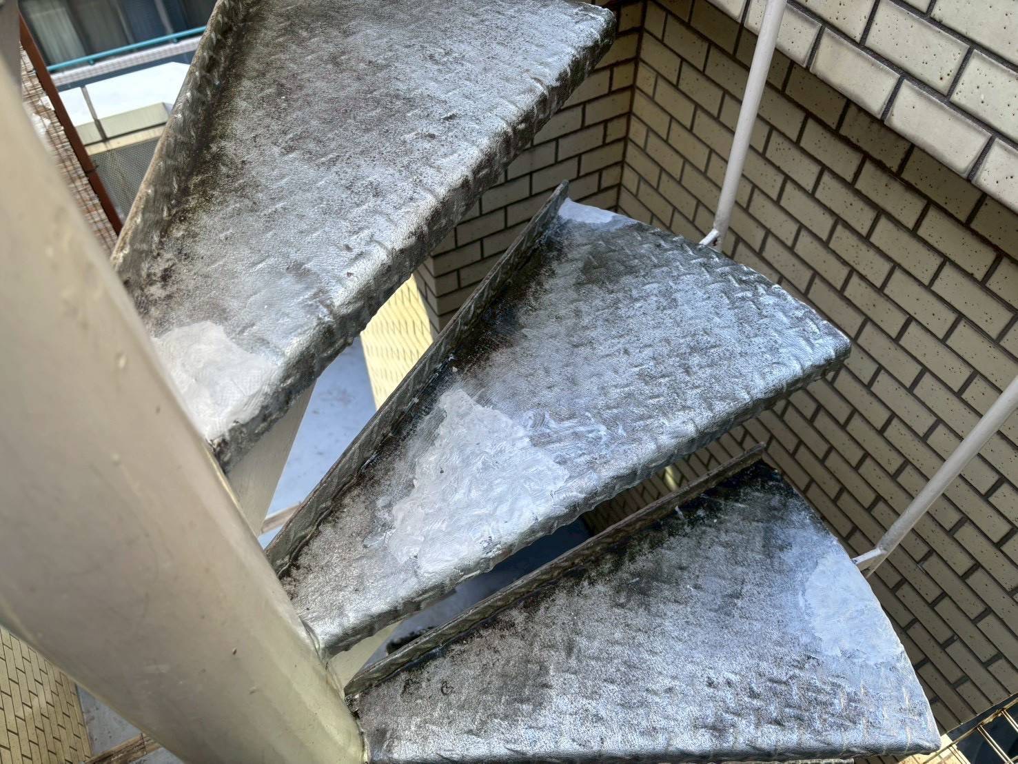 施工中
穴空き箇所も補修しつつの施工