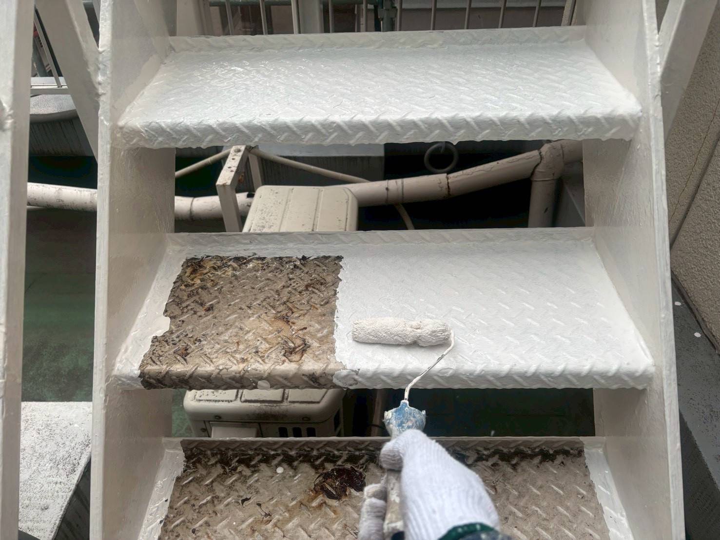 施工中
下地にはMP1000、2000を塗布。
今回は上塗材もミラクルプライマーを使用