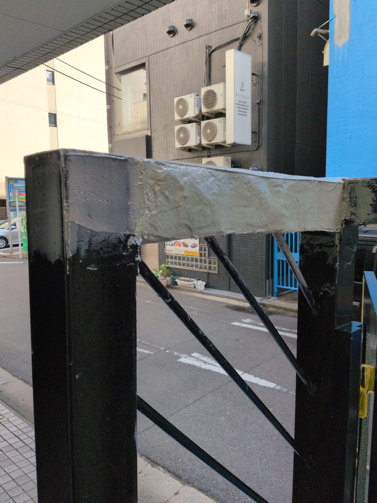 施工中 ミラクルプライマーにて接着＋防錆塗装